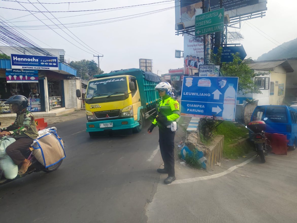 Anggota Polsek Ciampea Laksanakan Pengaturan Lalu Lintas Sore Hari untuk Ciptakan Kamseltibcarlantas   