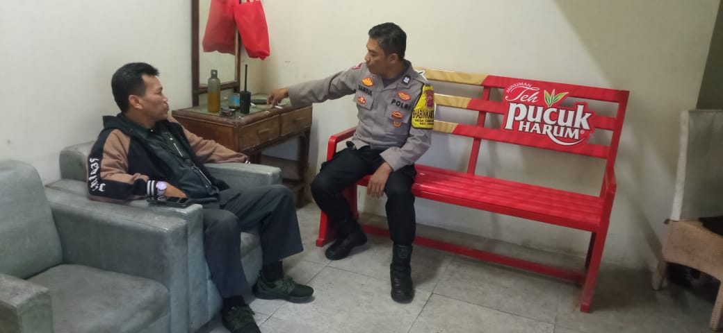 Jalin Kedekatan dengan Warga, Bhabinkamtibmas Polsek Cisarua Sambangi Warga Desa Cibeureum