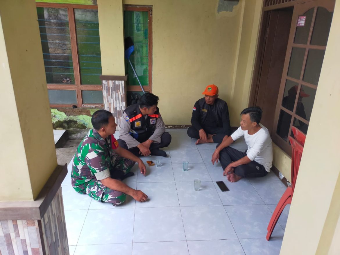 Sinergitas TNI-Polri, Bhabinkamtibmas dan Babinsa Sambangi Warga Desa Cibalung Sampaikan Pesan Kamtibmas   