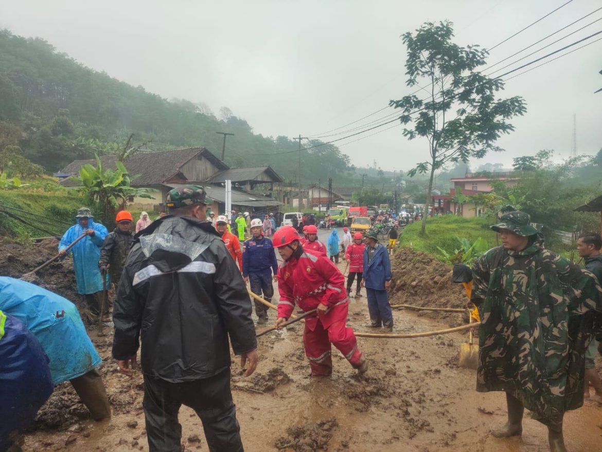 Sinergi Tanggap Dan Cepat Penanganan Bencana Longsor di Jalan Raya Cilawu, Garut   