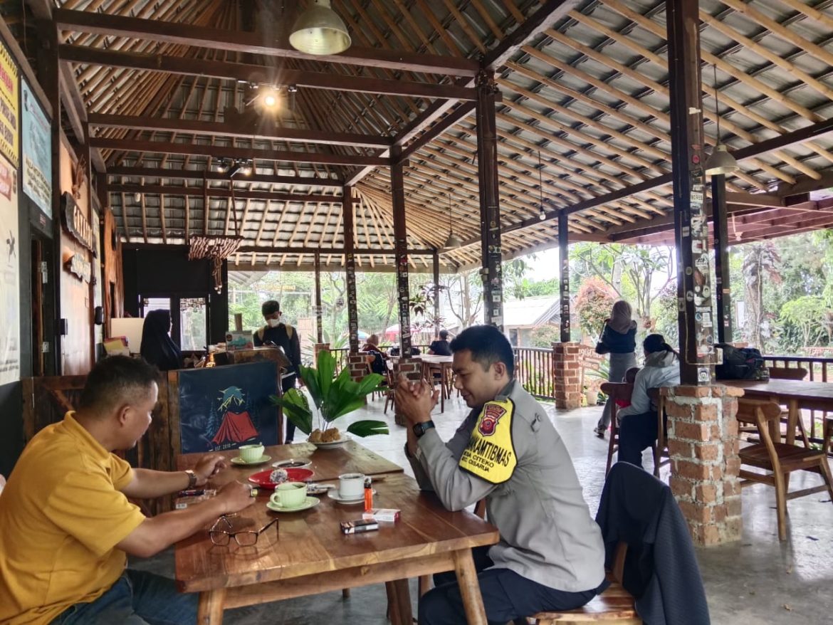 Bhabinkamtibmas Polsek Cijeruk Sambangi Warga Desa Ciburayut, Dekatkan Polri dengan Masyarakat   