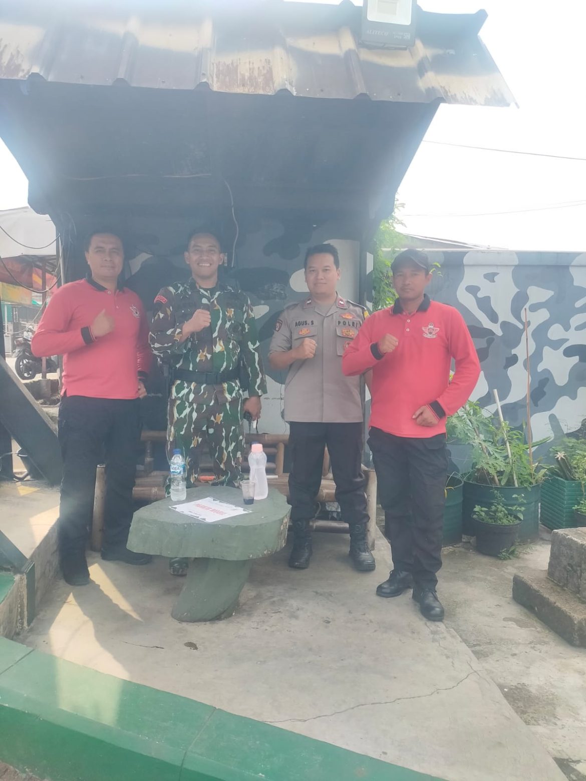 Bhabinkamtibmas Desa Cipayung Polsek Megamendung Sambangi Warga dan Sampaikan Pesan Kamtibmas   