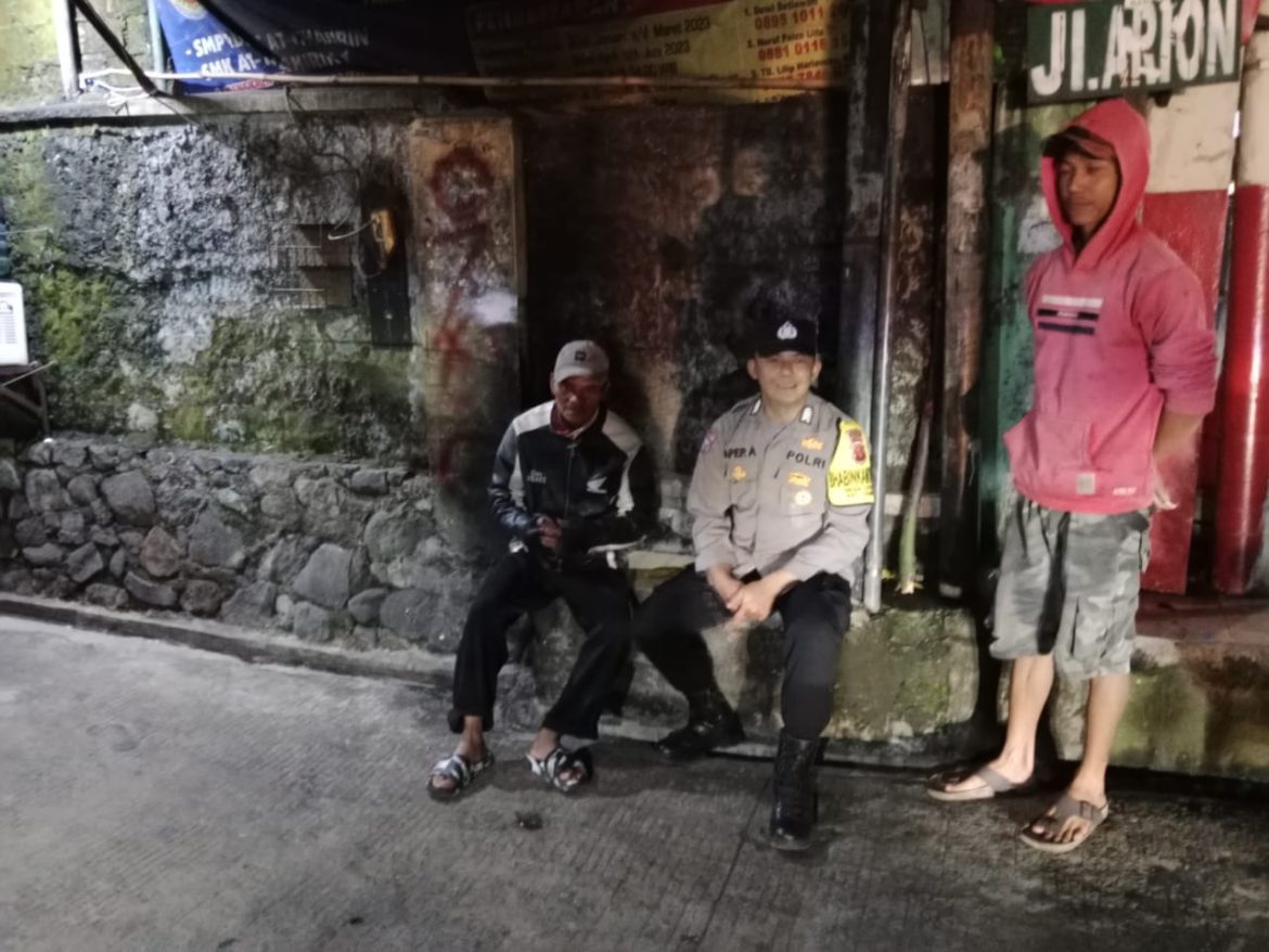 Bhabinkamtibmas Polsek Cisarua Kontrol Pos Kamling dan Sampaikan Pesan Kamtibmas kepada Warga   