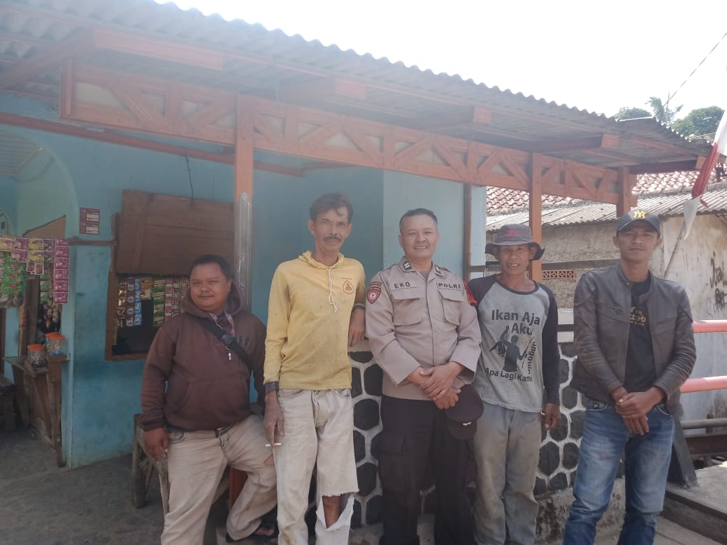 Bhabinkamtibmas Polsek Cijeruk Sambangi Warga Desa Ciadeg, Pererat Kedekatan Polri dan Masyarakat   