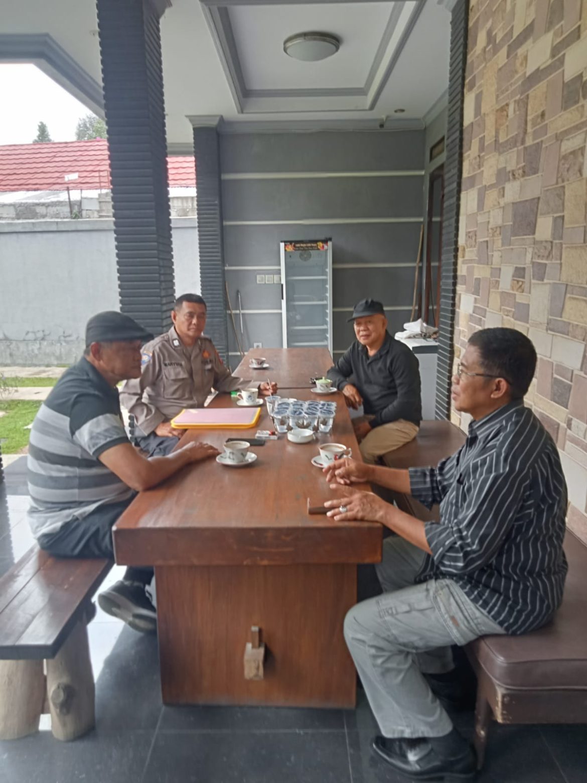 Bhabinkamtibmas Polsek Ciawi Anjangsana Kamtibmas ke Tokoh dan Warga Desa Bitungsari   