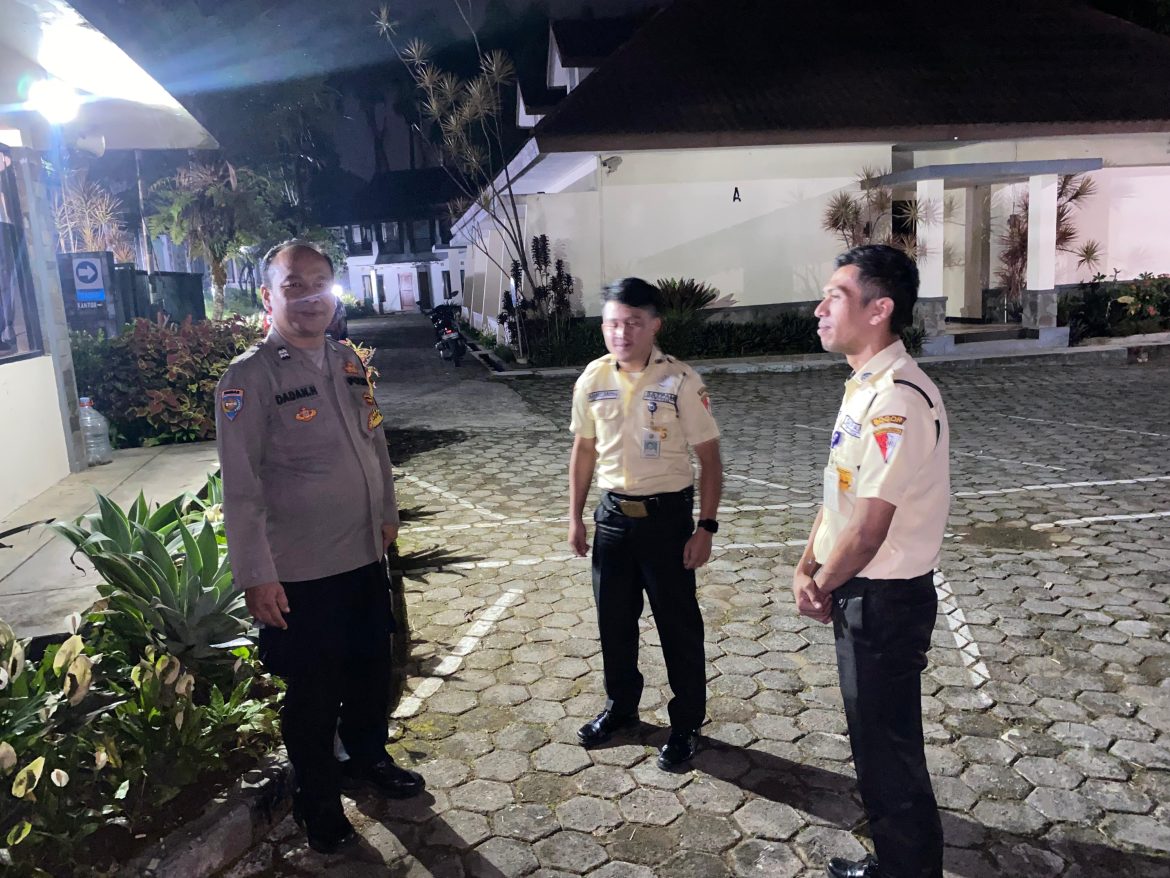 Bhabinkamtibmas Polsek Cisarua Kontrol Poskamling dan Sampaikan Pesan Kamtibmas di Desa Tugu Selatan   