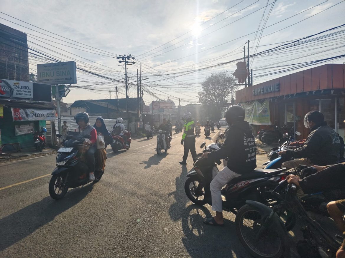 Wujudkan Kamseltibcarlantas, Anggota Polsek Ciampea Laksanakan Pengaturan Lalu Lintas Pagi Hari   