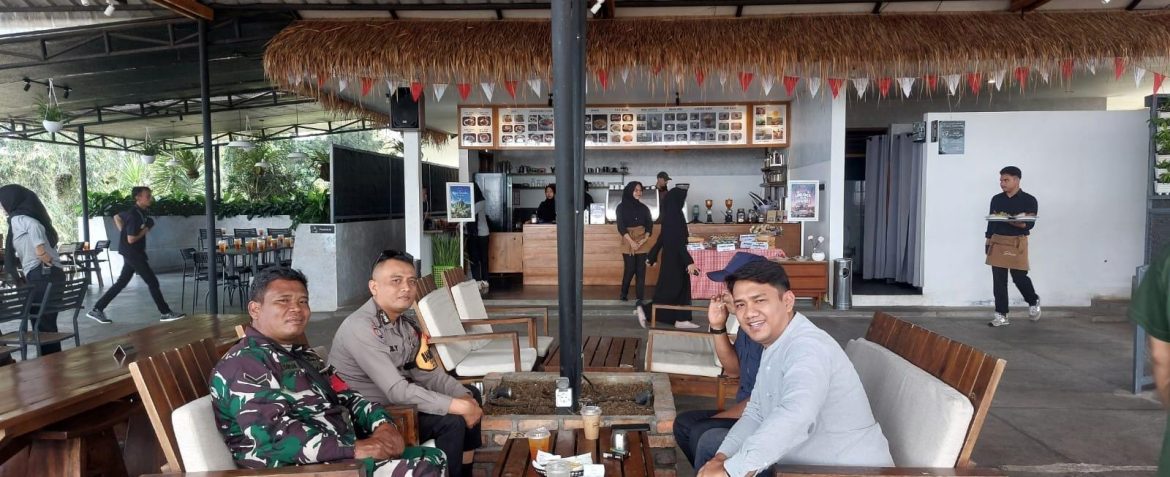 Wujudkan Kamtibmas yang Kondusif, Bhabinkamtibmas dan Babinsa Sambangi Warga Desa Pasir Jaya   
