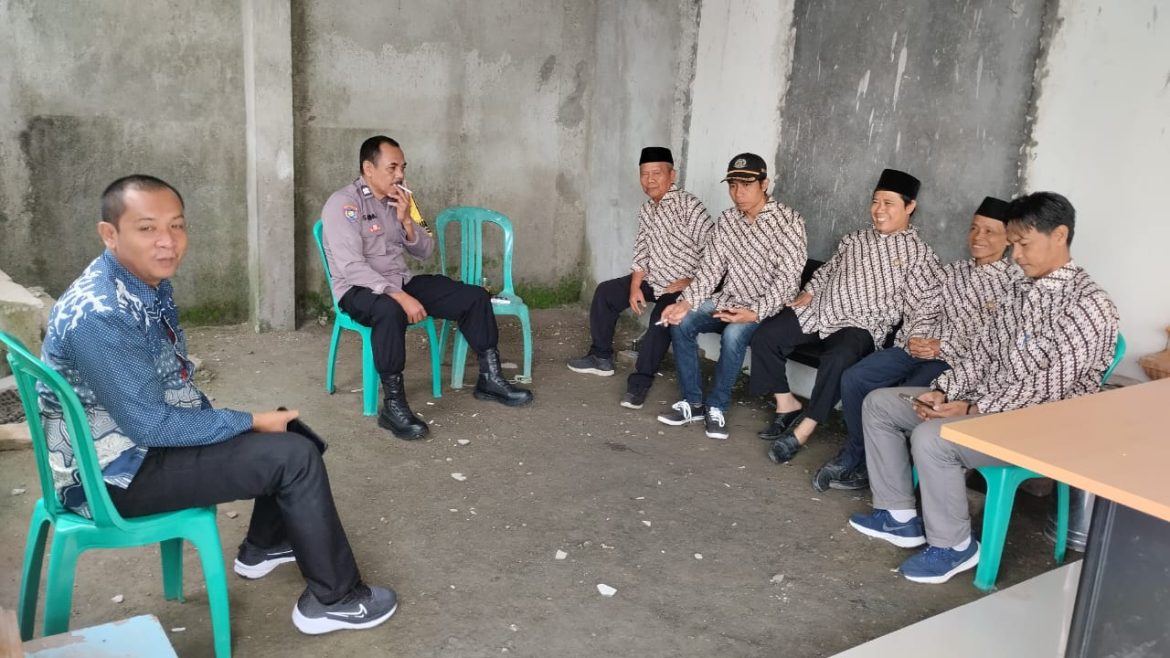 Bhabinkamtibmas Polsek Parungpanjang Polres Bogor Sambangi Warga Desa Cikuda dan Berikan Himbauan Kamtibmas   