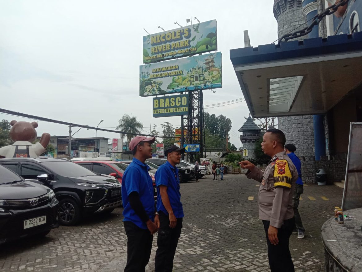 Bhabinkamtibmas Polsek Megamendung Sambangi Petugas Parkir di Desa Binaan Sampaikan Himbauan Kamtibmas   