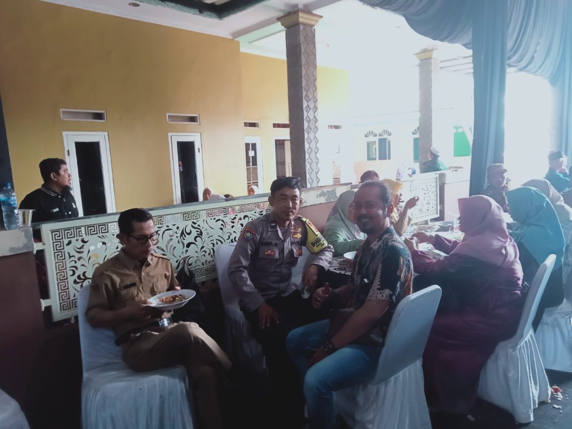 Bhabinkamtibmas Polsek Cisarua Kontrol Pos Kamling dan Sampaikan Pesan Kamtibmas   