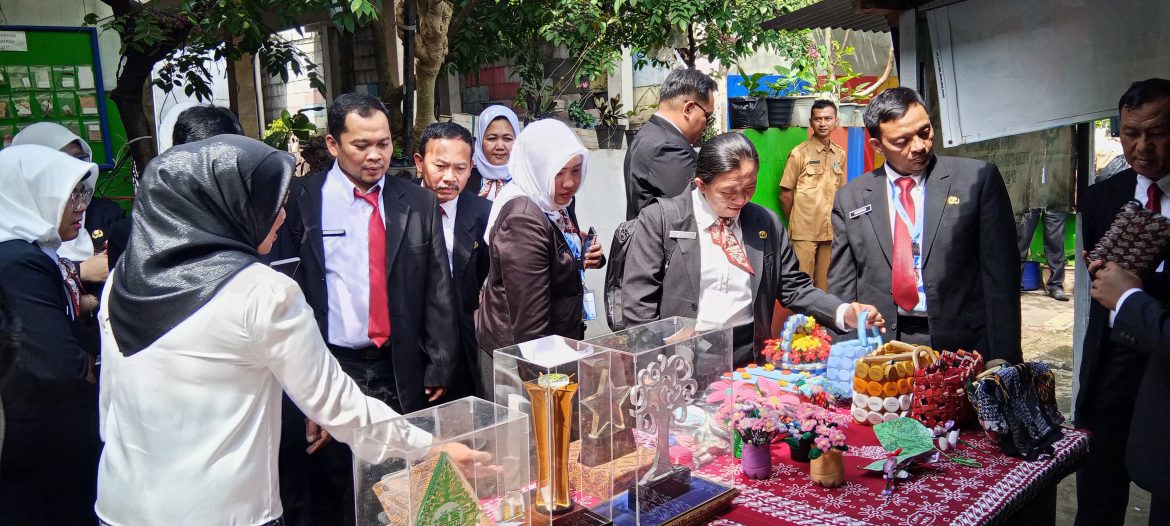 Bhabinkamtibmas Polsek Citeureup Hadiri Kunjungan Kerja DLH Kabupaten Bogor di Kampung Ramah Lingkungan   