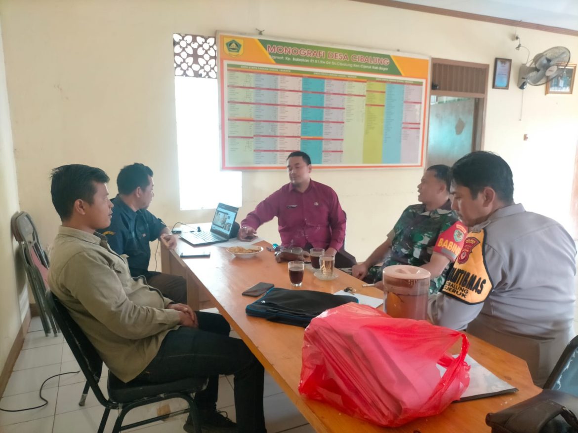 Sinergitas TNI-Polri, Bhabinkamtibmas dan Babinsa Sambangi Kantor Desa Cibalung, Sampaikan Pesan Kamtibmas dan Edukasi TPPO   