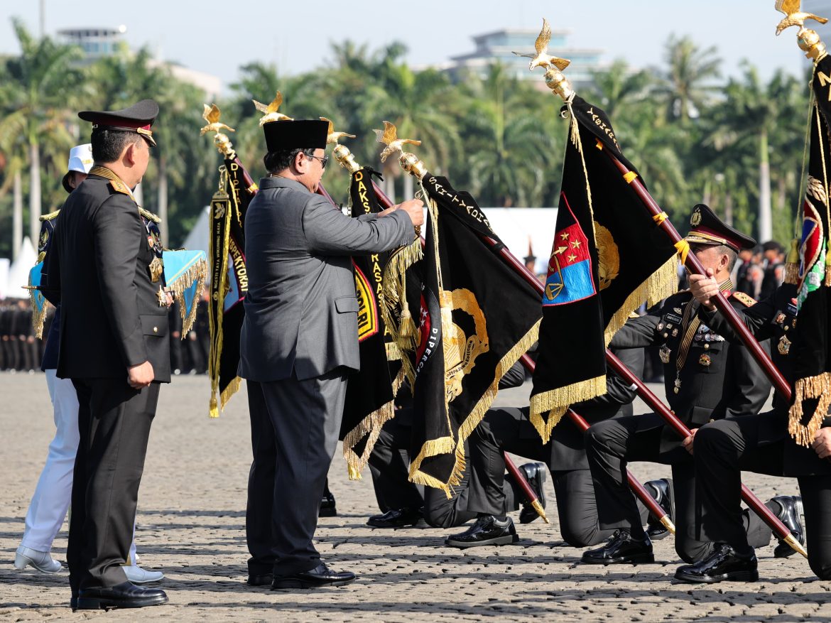 Presiden Hadiahi Penghargaan Nugraha Sakanti Kepada Divisi Humas Polri dan Enam Satker Lainnya   