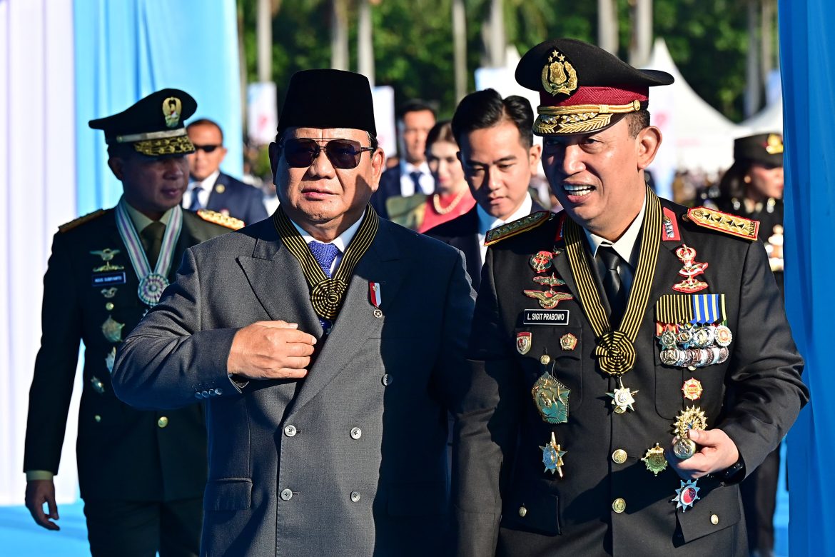 Kapolri dan Presiden Kenakan Tanda Kehormatan Bintang Bhayangkara Utama Saat Pimpin Upacara HUT Bhayangkara ke-79   