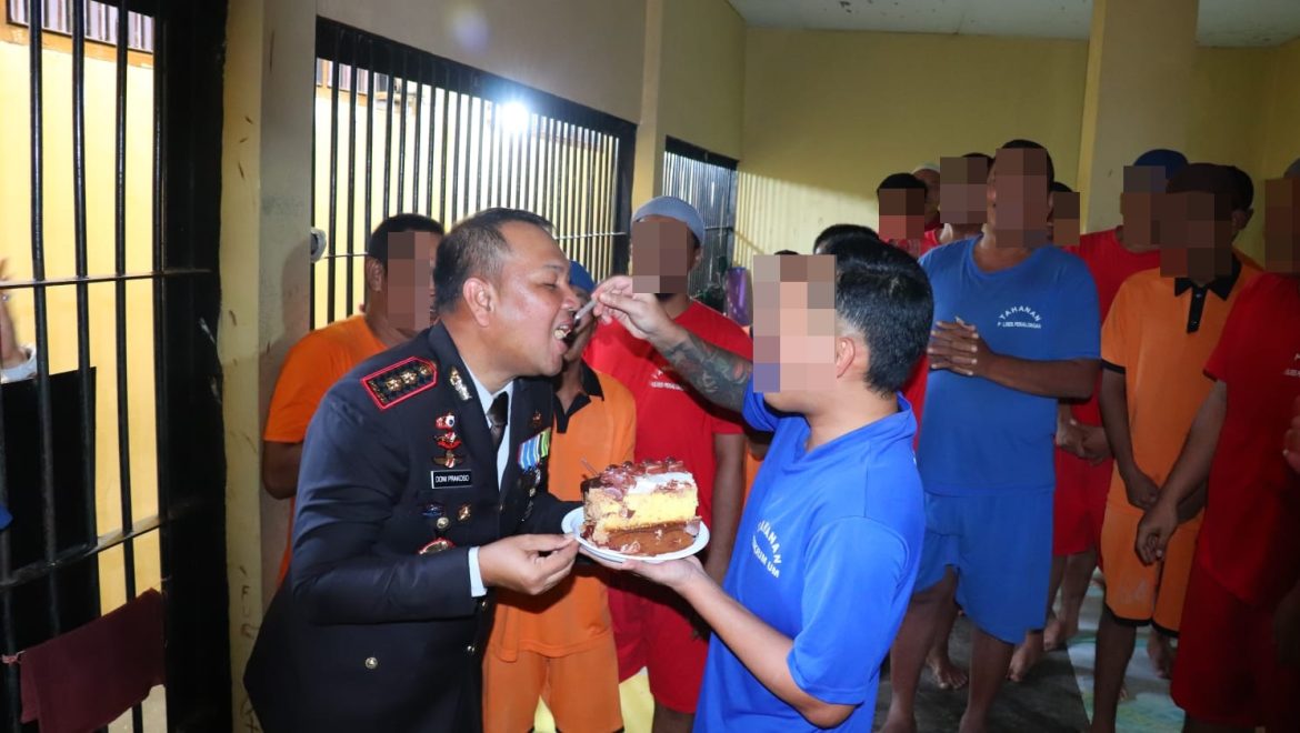 AKBP Doni Berbagi Kue Ulang Tahun Bersama Tahanan, Warnai Momen Hari Bhayangkara Ke-79 di Polres Pekalongan
