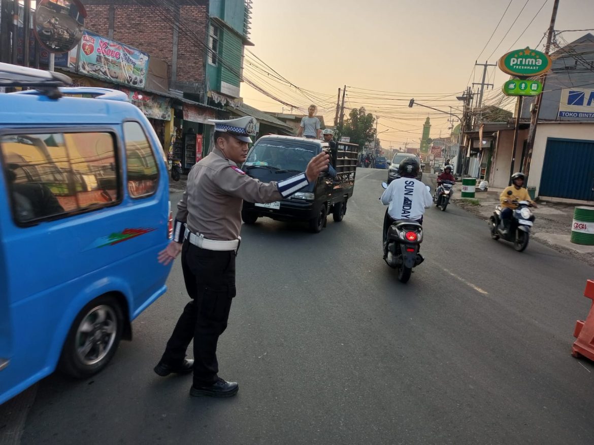 Anggota Polsek Ciampea Polres Bogor Laksanakan Pengaturan Lalu Lintas Pagi Hari, Wujudkan Kamseltibcarlantas   
