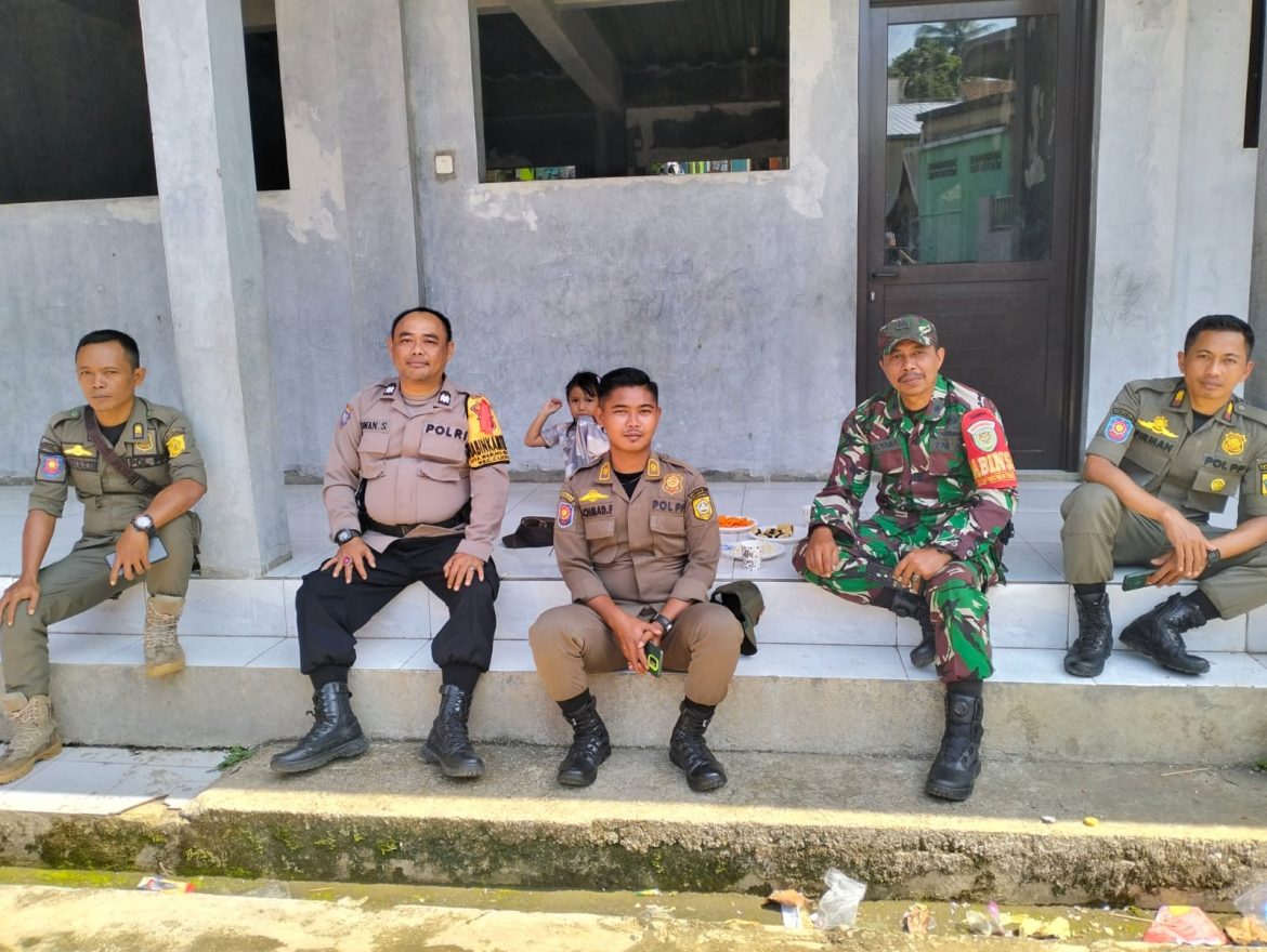Sinergitas TNI–Polri, Bhabinkamtibmas dan Babinsa Sambangi Warga Desa Warung Menteng, Sampaikan Edukasi Kamtibmas dan TPPO   