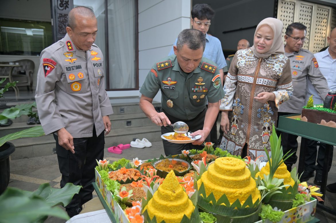 Kapolda Jabar Beri Kejutan Ulang Tahun ke-57 untuk Pangdam III/Siliwangi   