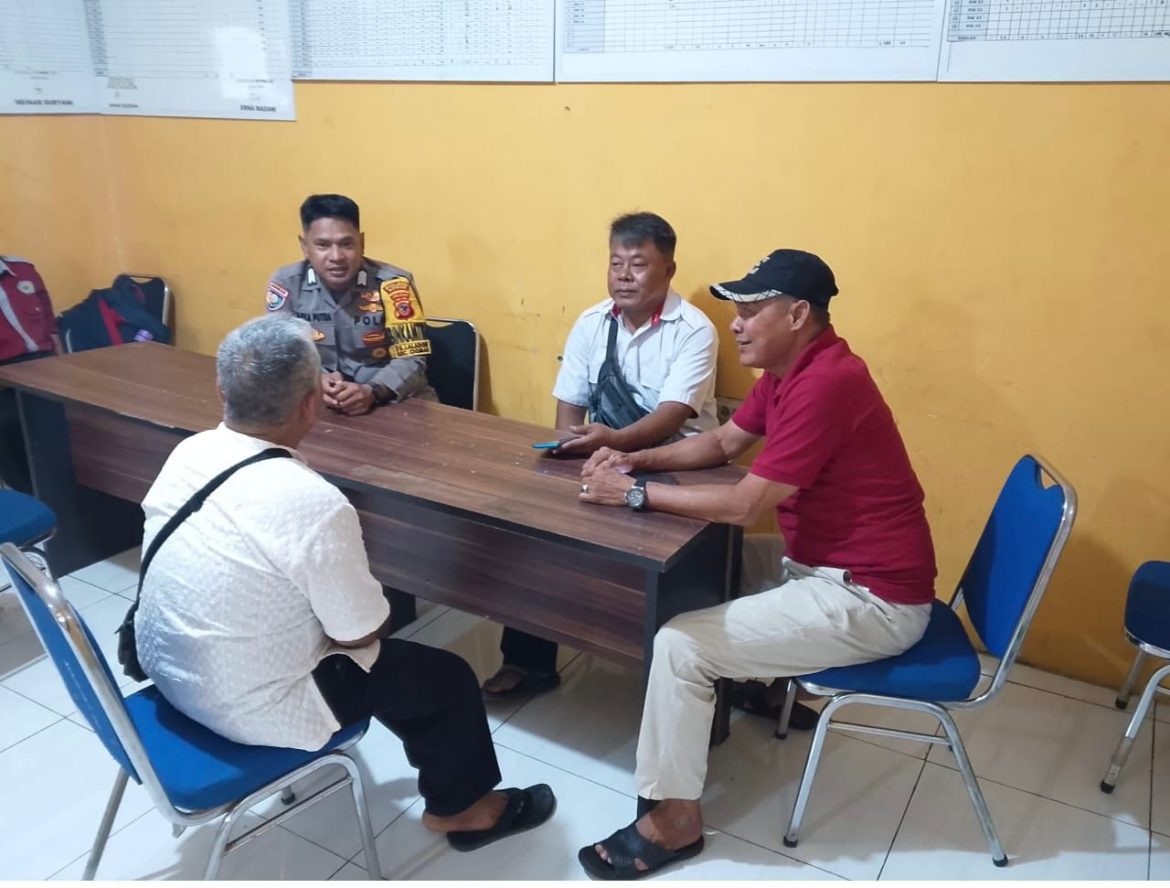 Bhabinkamtibmas Polsek Ciomas Sambangi Kantor Desa Laladon, Sampaikan Pesan Kamtibmas kepada Perangkat Desa   