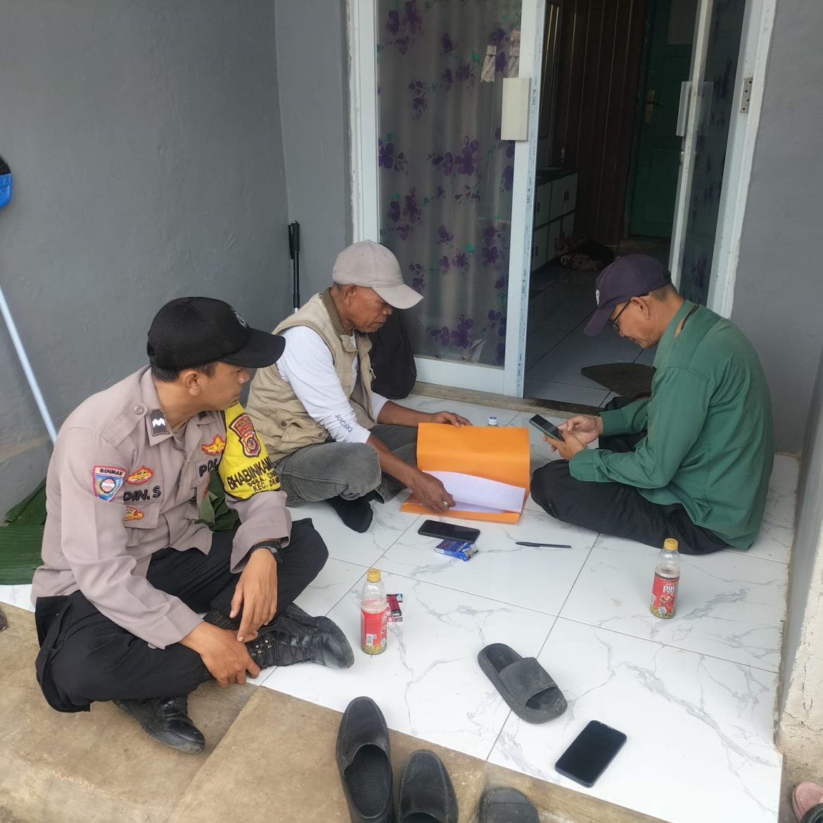 Bhabinkamtibmas Wilayah Hukum Polsek Dramaga Giat Cooling Sistem Sambang Warga Desa Ciherang Beri Himbauan Ajak Jaga Kondusifitas Cegah Gangguan Kamtibmas   