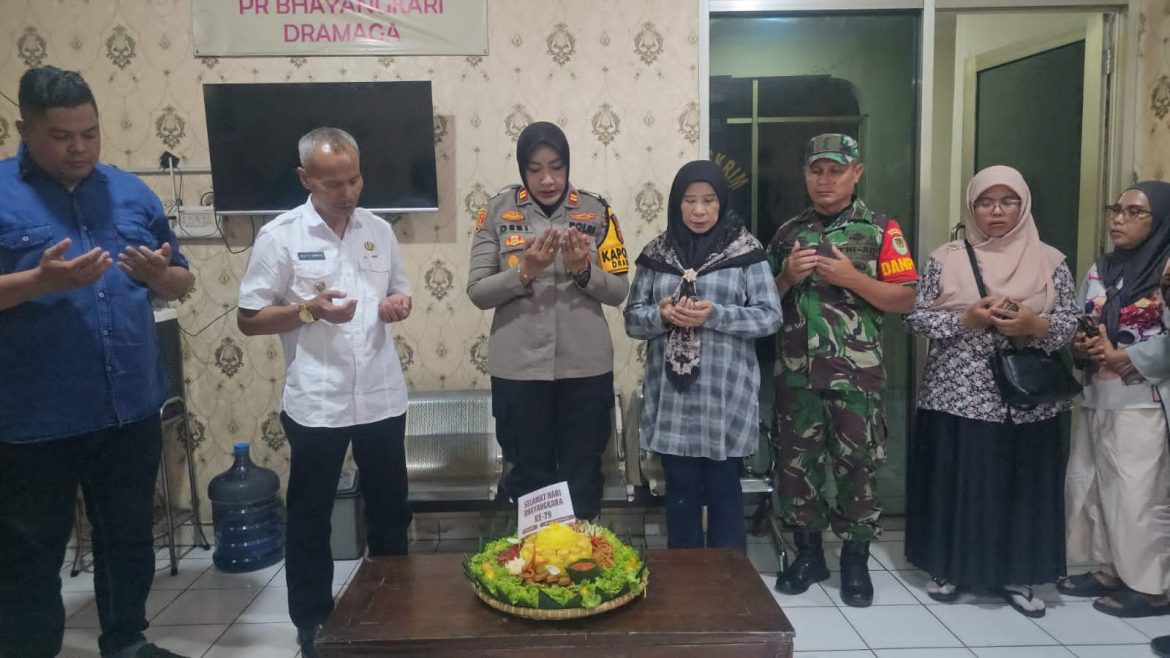 Geruduk Camat Dramaga Beserta Perangkat Kecamatan Dramaga Ke Polsek Dramaga Beri Ucapan Dalam Rangka HUT BHAYANGKARA KE-79 TAHUN 2025   