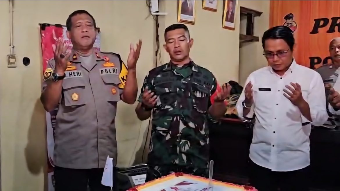 Tiga Pilar Kecamatan Cibungbulang Berikan Kejutan Kue Ulang Tahun di HUT Bhayangkara ke-79 Tahun 2025   