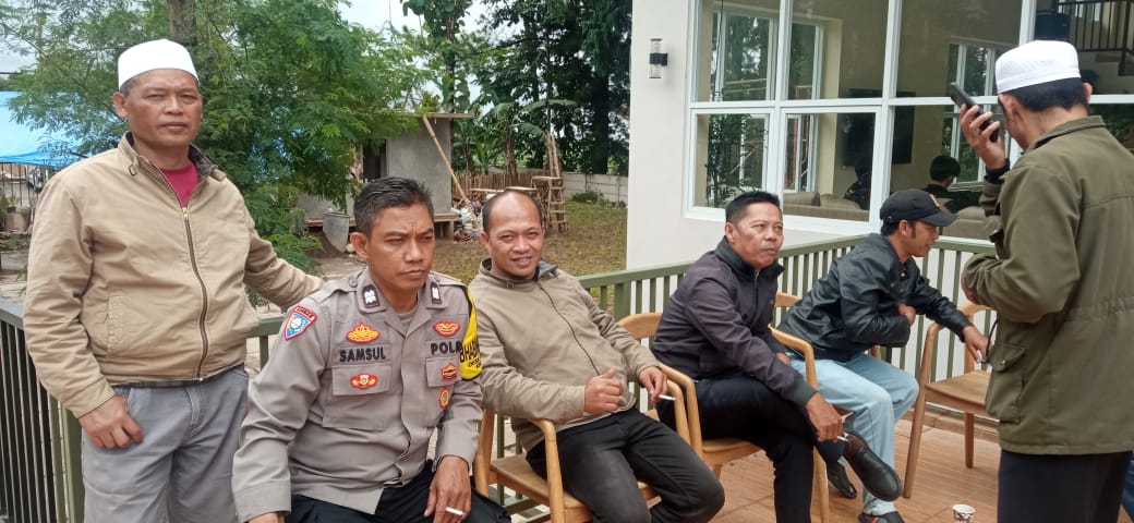 Bhabinkamtibmas Polsek Cisarua Sambangi Warga Desa Cibeureum Wujudkan Lingkungan Aman dan Kondusif   