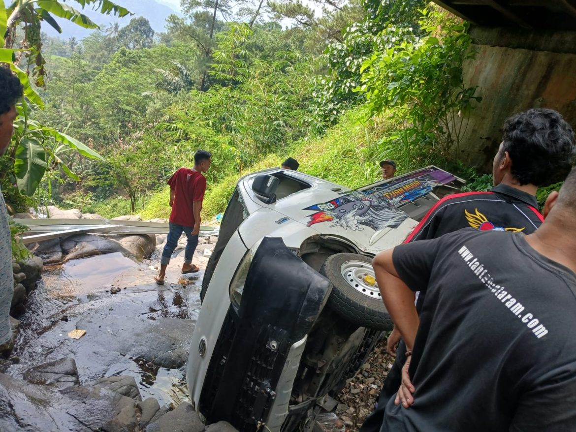 TNI-Polri dan Warga di Pekalongan Evakuasi Mobil yang Terperosok ke Sungai