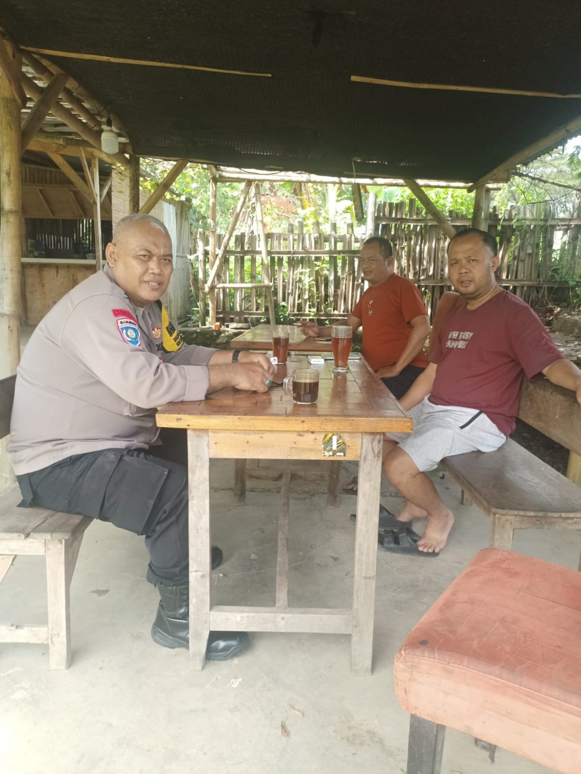 Bhabinkamtibmas Polsek Babakan Madang Sambangi Warga Desa Karang Tengah, Sampaikan Pesan Kamtibmas   