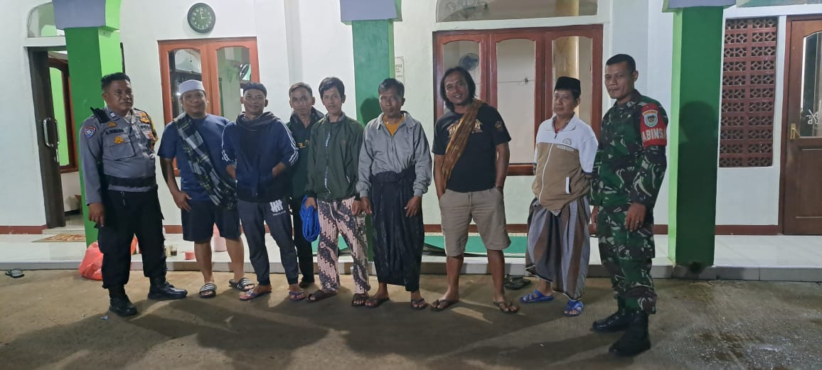Bhabinkamtibmas dan Babinsa Ciampea Laksanakan Kontrol Ronda Malam, Sampaikan Pesan Kamtibmas kepada Warga   
