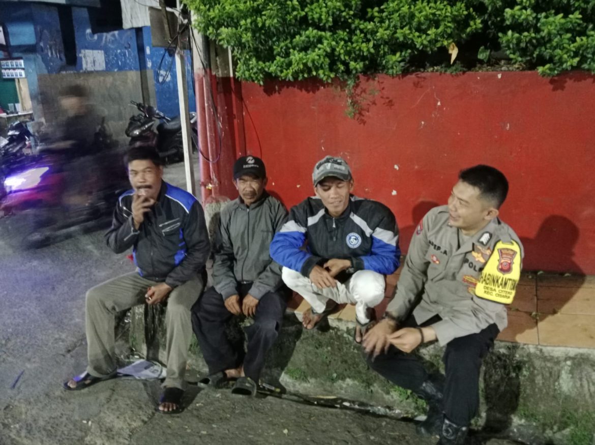 Bhabinkamtibmas Polsek Cisarua Polres Bogor Kontrol Siskamling, Ajak Warga Tingkatkan Kewaspadaan Kamtibmas   