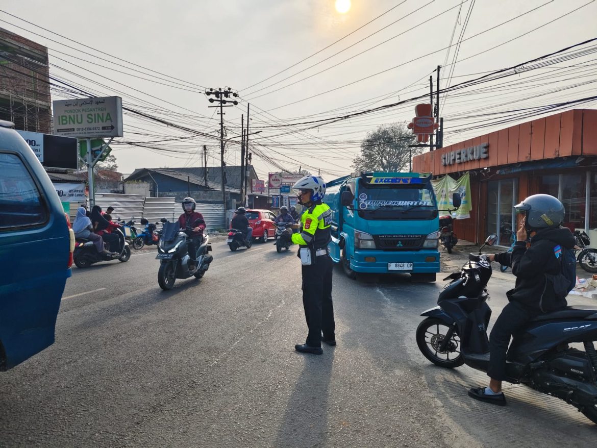 Wujudkan Kamseltibcarlantas, Polsek Ciampea Gelar Personel di Titik Rawan Kemacetan Pagi Hari   
