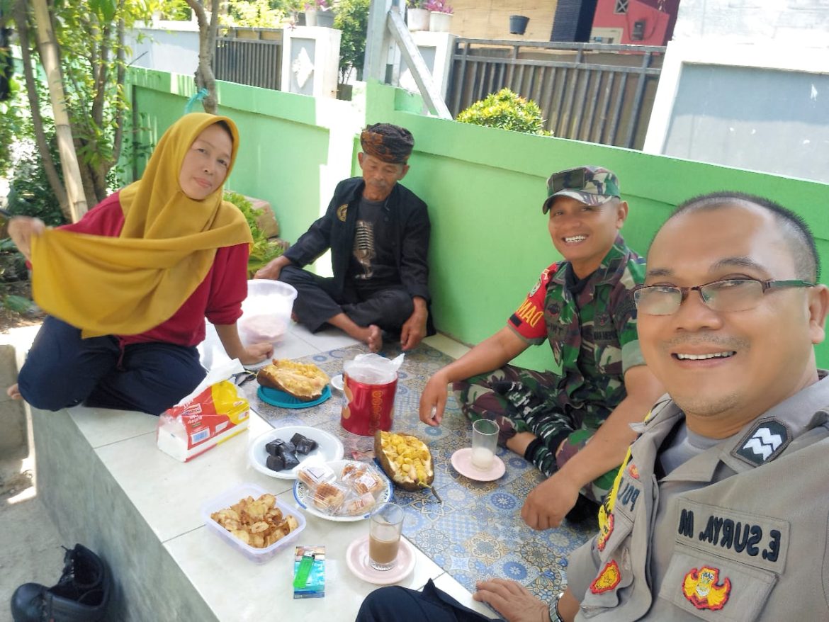 Sinergitas TNI-POLRI Sambang Kamtibmas Warga Dengan Meningkatkan Keamanan Lewat Patroli Dialogis Ke Warga Kp. Dramaga Tengah.   
