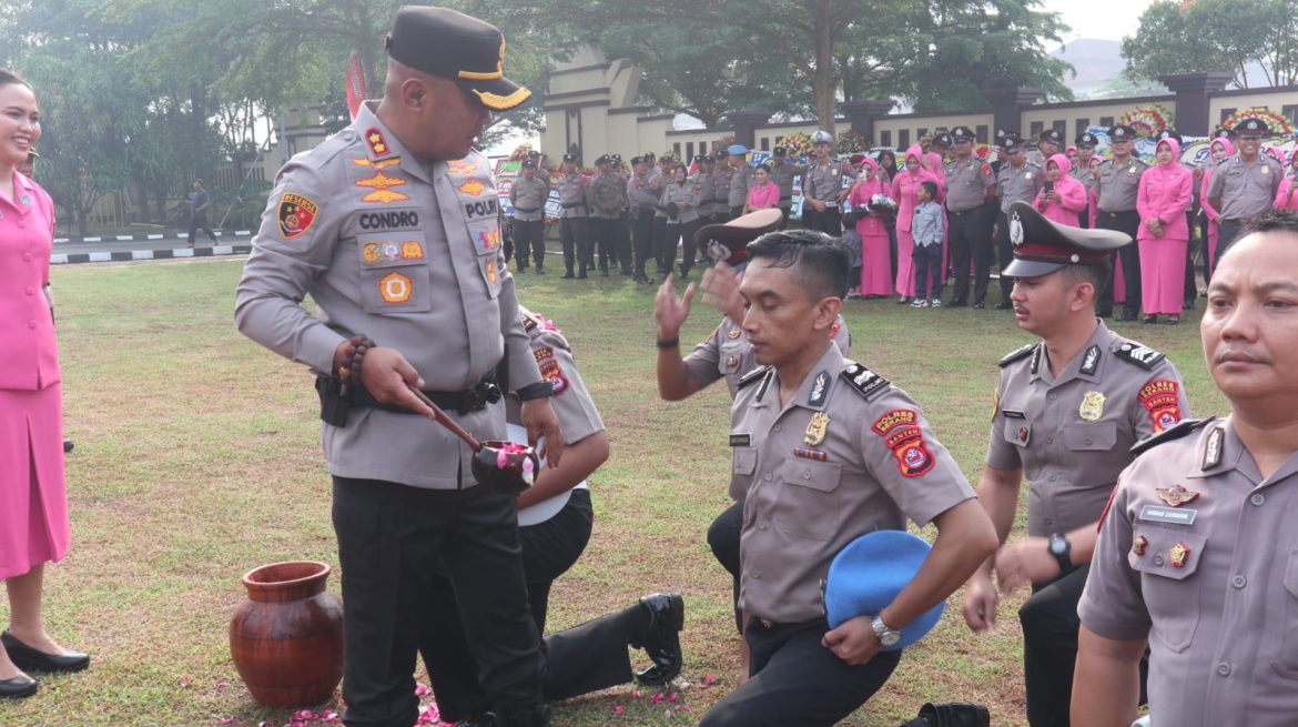 67 Personil Kepolisian Polres Serang Mendapatkan Kenaikan Pangkat diMandikan Air Kembang   
