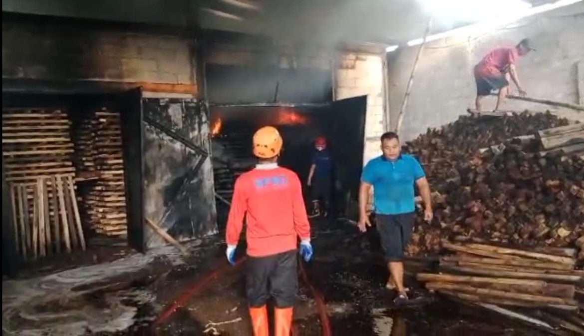 Pabrik kayu Pengusaha Sekaligus Anggota DPRD Pekalongan Terbakar Saat Salat Jumat*