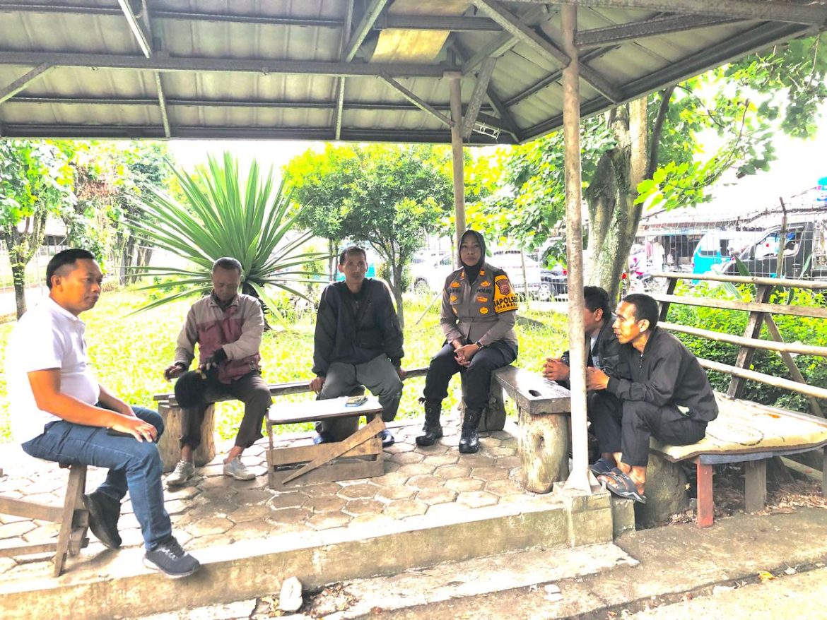 Kapolsek Dramaga Kelokasi Langsung Laksanakan Program Jumat Curhat Dengarkan Aduan Keluh Kesah Tukang Ojek Kampus IPB Dramaga Terkait Harkamtibmas   
