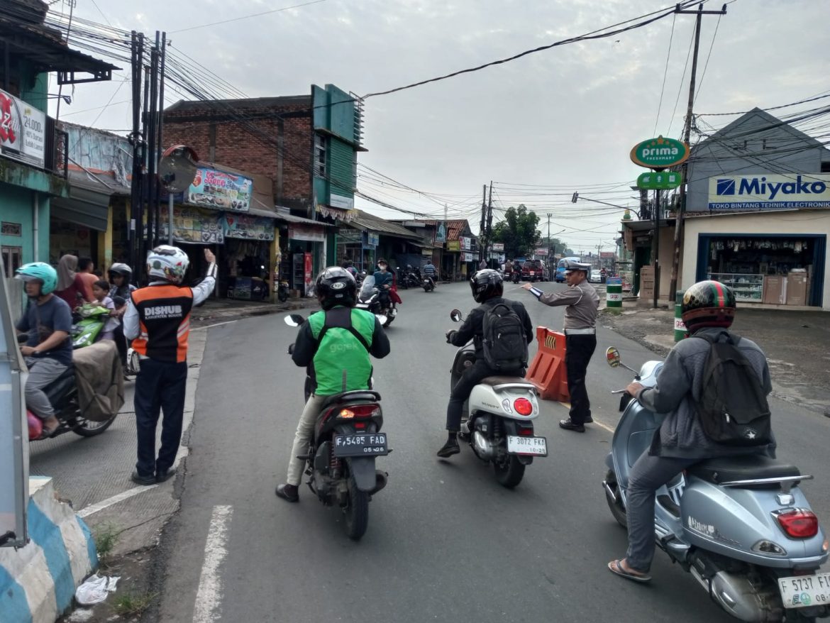 Anggota Polsek Ciampea Polres Bogor Laksanakan Pengaturan Lalu Lintas di Pagi Hari   