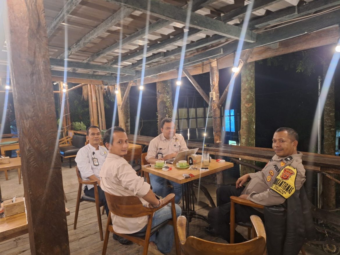Bhabinkamtibmas Polsek Cisarua Polres Bogor Kontrol Poskamling dan Sampaikan Pesan Kamtibmas   