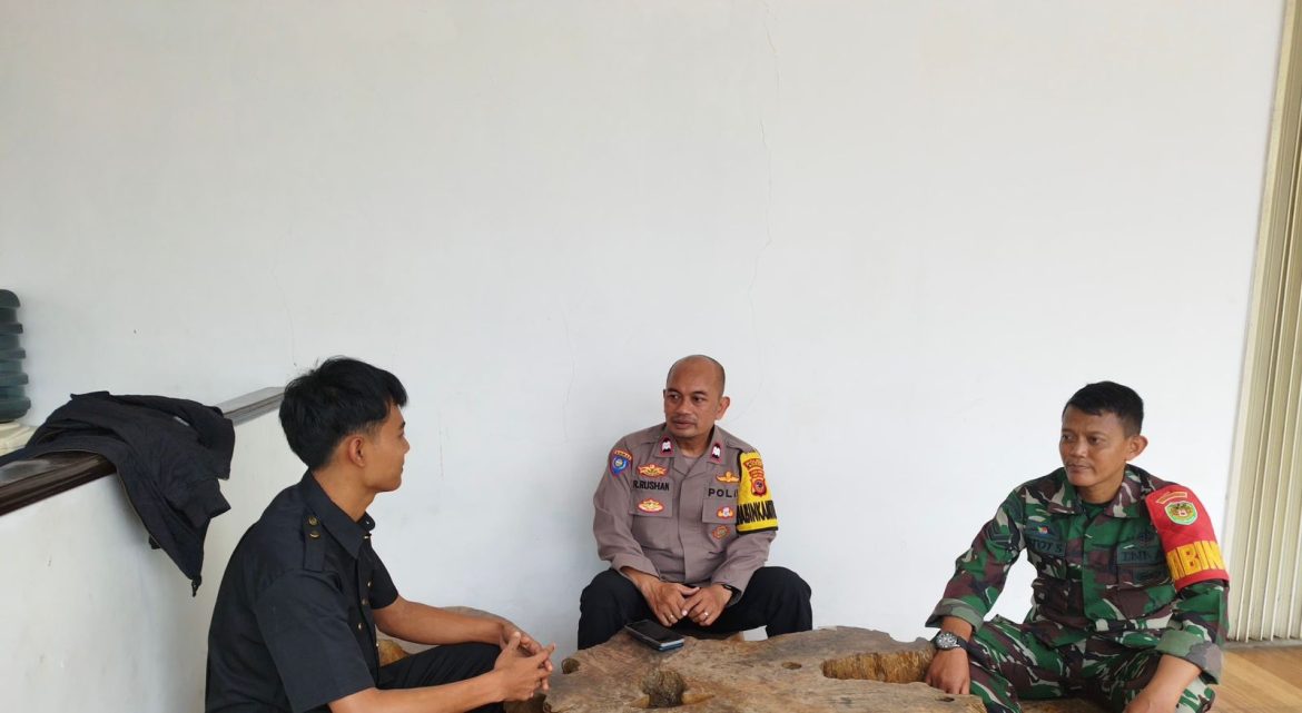 Sinergitas TNI-Polri, Bhabinkamtibmas dan Babinsa Desa Pasireurih Sambangi Warga Ciptakan Kamtibmas   