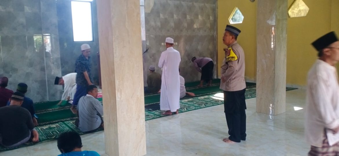 Perkuat Silaturahmi, Aiptu Bagja Shalat Jumat Bersama Warga Bojongrangkas   