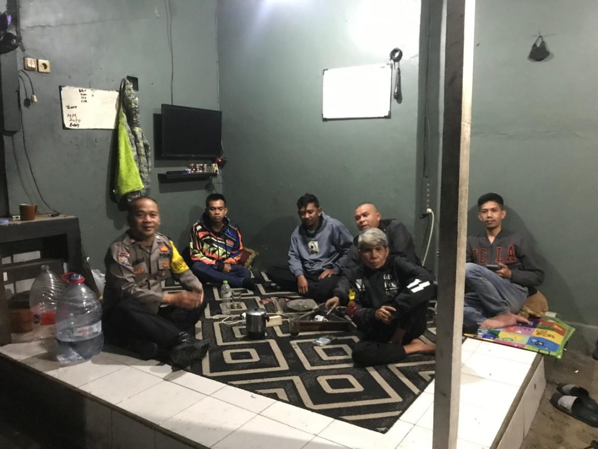 Bhabinkamtibmas Polsek Cisarua Polres Bogor Kontrol Poskamling dan Sampaikan Pesan Kamtibmas   