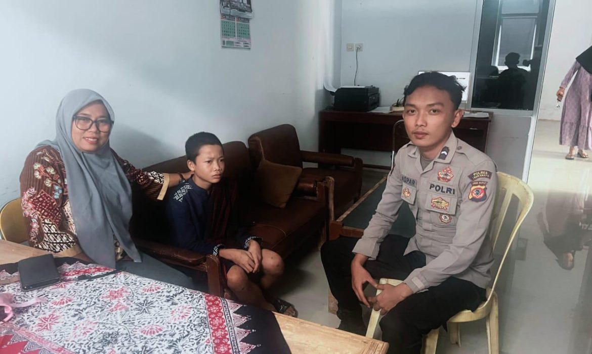 Gerak Cepat Polisi Kembalikan Anak Tersesat Kepada Keluarga   