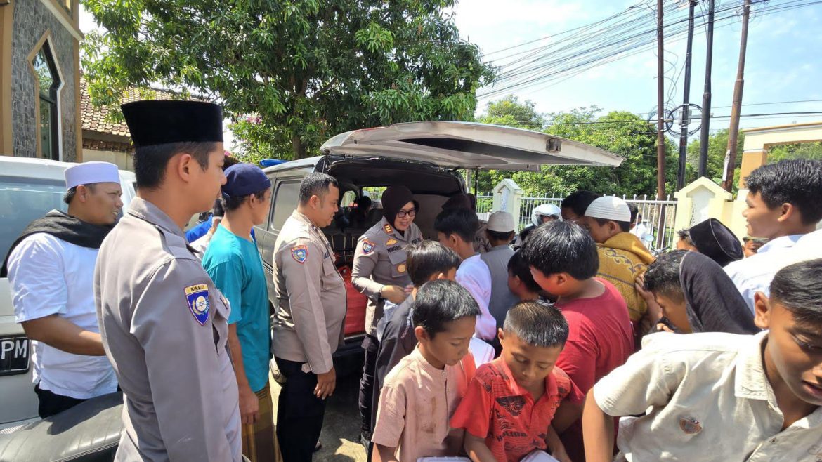 Polisi Gelar Jumat Berkah, Bagikan Ratusan Nasi Kotak di Masjid Madania   