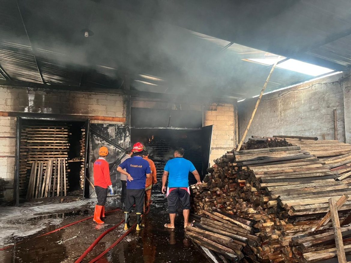 Gudang Pengeringan Kayu di Pekalongan Terbakar, Kerugian Ditaksir Rp 50 Juta