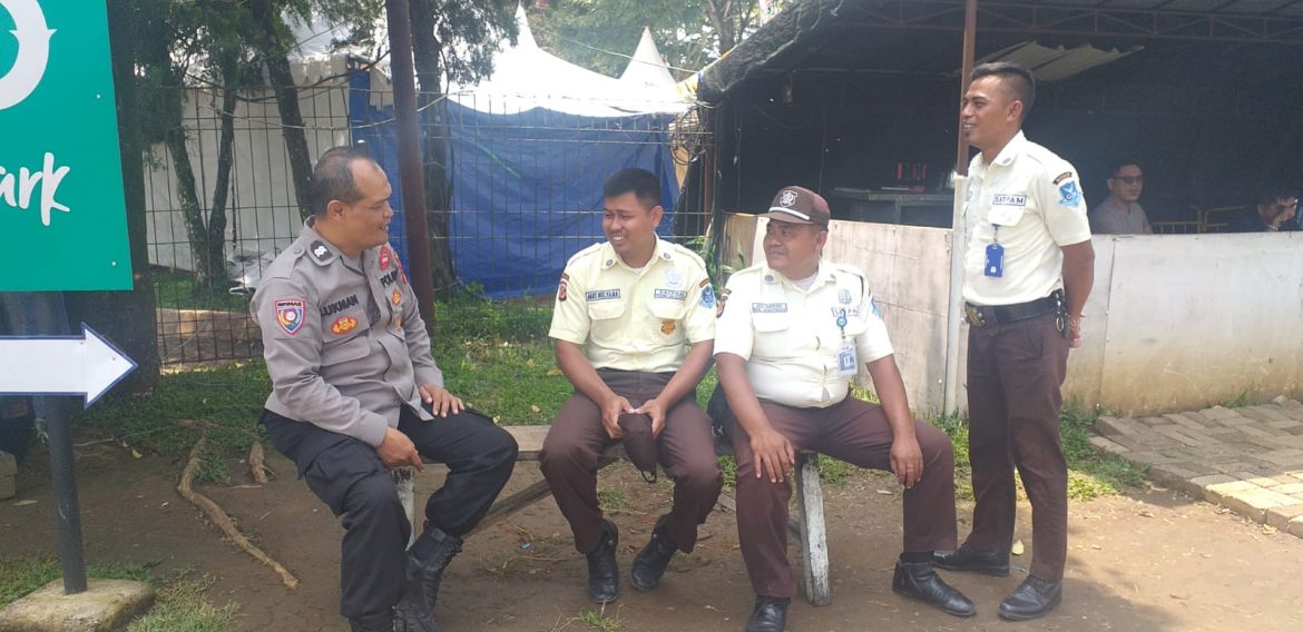 Pererat Kedekatan, Bhabinkamtibmas Polsek Cijeruk Rutin Sambangi Warga Desa Binaan   
