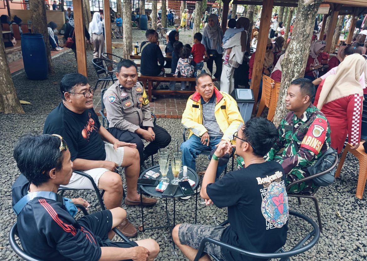Bhabinkamtibmas Desa Lumpang dan Babinsa Sambangi Warga, Sampaikan Imbauan Kamtibmas   