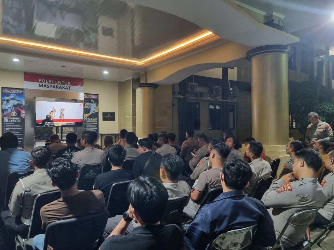 Personil Polres Serang Mengadakan Nonton Bareng (nobar) Wayang Kulit Yang di Gelar Mabes Polri Dengan Lakon “Amartha Binangun”.   