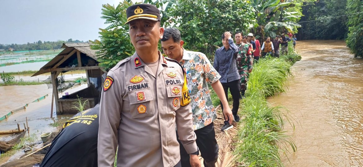 Kapolsek Parung Tinjau Lokasi Tanggul Jebol Akibat Luapan Kali Cibeuteung di Desa Babakan Ciseeng   