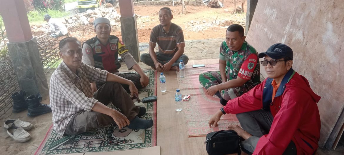 Sinergitas TNI-Polri, Bhabinkamtibmas dan Babinsa Sambangi Warga Desa Ciadeg Sampaikan Pesan Kamtibmas dan Edukasi TPPO